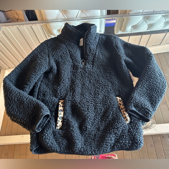 Thread & Supply Wubby Fleece Pullover XS Black Leopard - Picture 5 of 6
